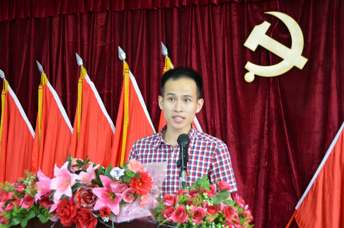 新党员代表陈伟津同学发言