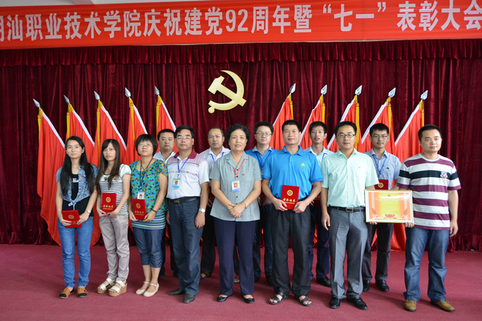 获奖集体、个人与领导合影.
