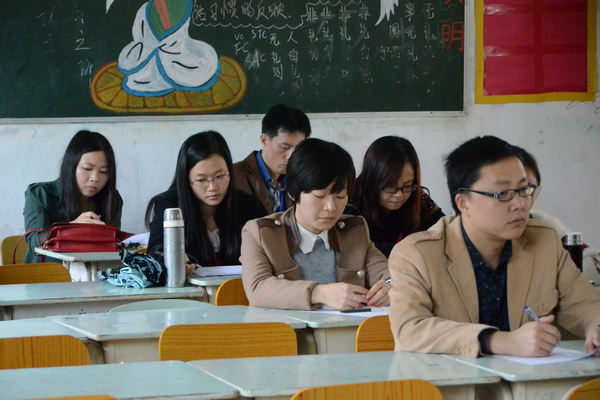 第三学习组（教师支部组）：陈璧玲带领大家学习八项规定