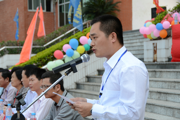 团委副书记钟逍彬主持开幕式