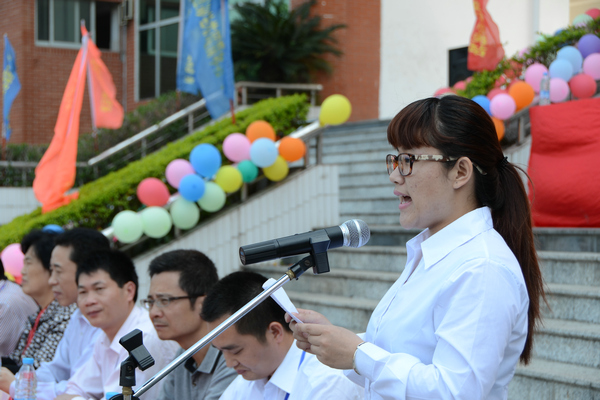 学生代表黄培虹发言