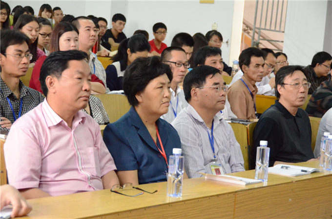 学院党委书记韩淑芳等领导带头参加讲座