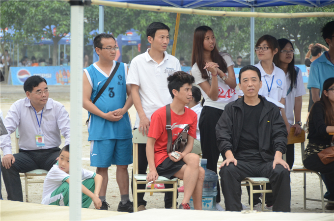 29学院副院长魏跃进（右一）、党委副书记张业宏（左一）亲临比赛现场为选手加油助威