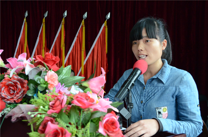 新团员代表王遂愉同学发言