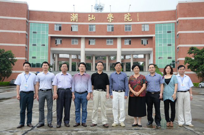 陈组长一行与学院领导在广场合影留念