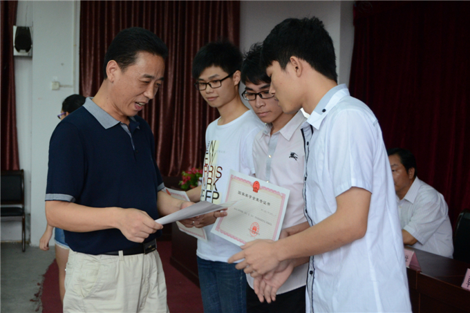 魏跃进副院长为获国家奖学金的同学颁奖