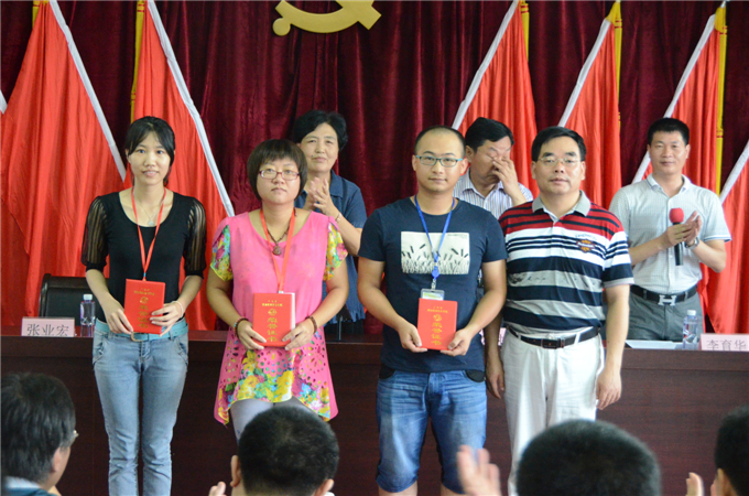 08张业宏副书记为获得“优秀党务工作者”的同志颁奖
