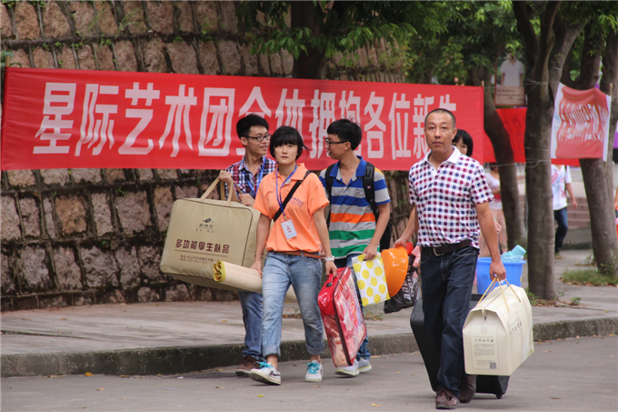 每迎来一个新生，都有学生志愿者指引完成注册流程并一路带到宿舍