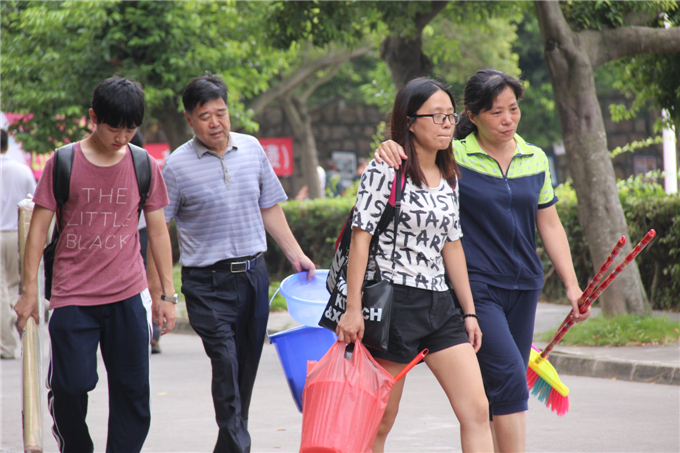 办理完入学手续后，母亲含着泪一路对女儿仍是千叮万嘱