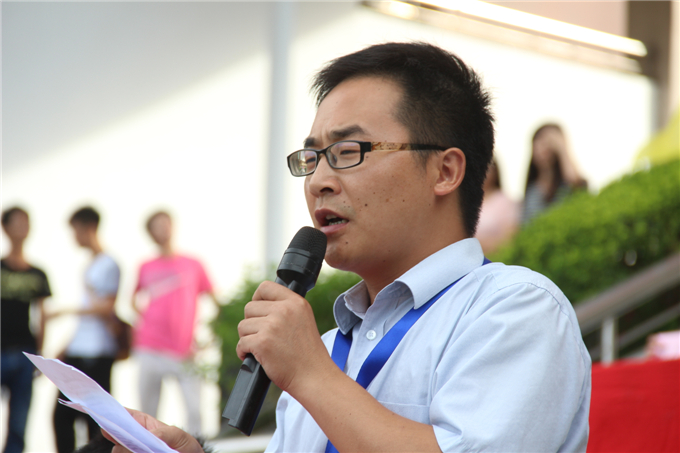 院团委书记王克明主持大会