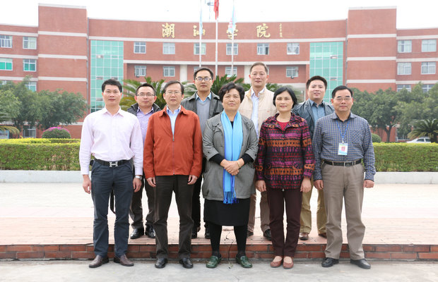 胡书记一行参观创业学院