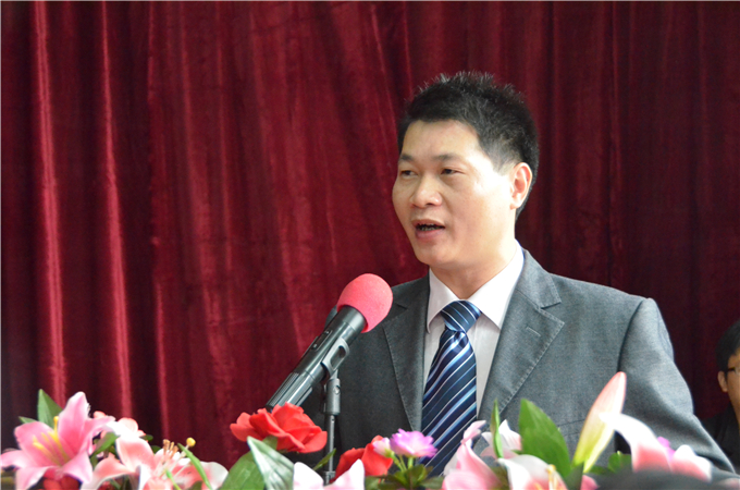 学院党委委员李玉华主持大会