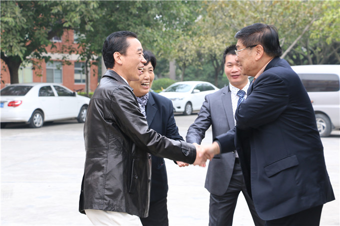 陈院长一行受到学院领导的热情接待