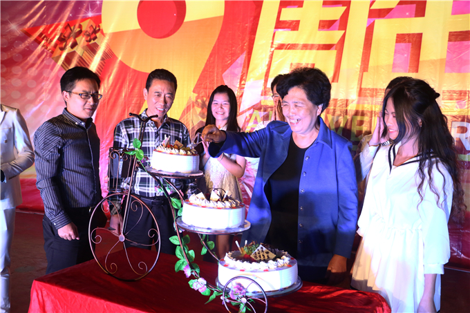 党委书记韩淑芳为艺术团周年庆切蛋糕