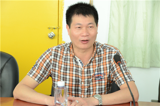 党委委员李育华主持大会