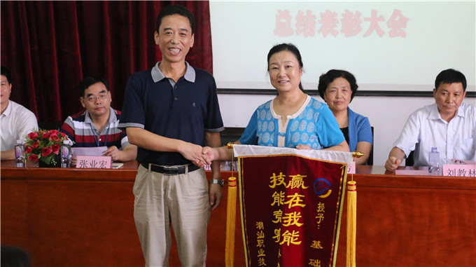 副院长魏跃进为下届承办单位授旗