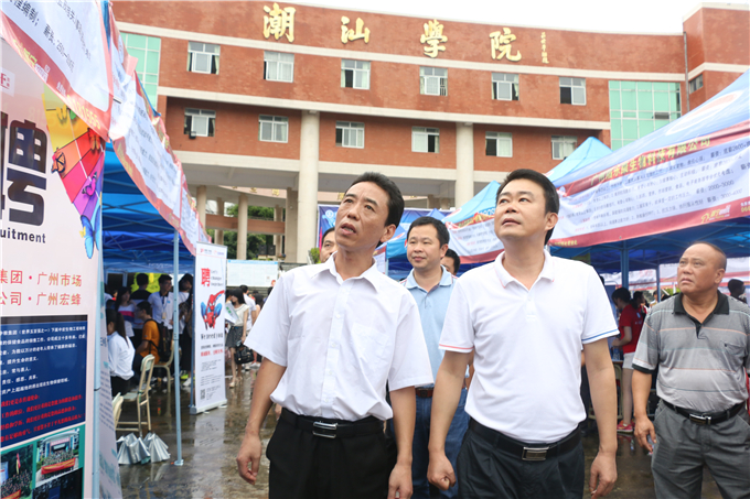 江局长与魏副院长巡视招聘情况
