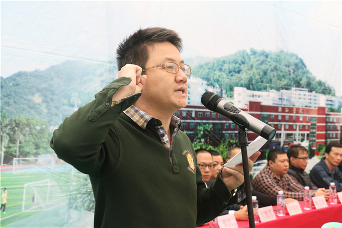 裁判员代表巴昭军老师宣誓