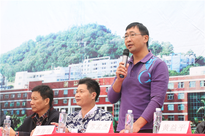 总裁判长苏孟杰宣布各代表队团体得分情况