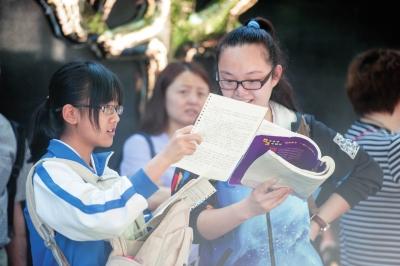 高考首日，考生在进入考场前进行最后的复习。本报资料图片