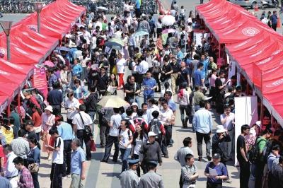 2015年北京大学校园开放日，许多家长到校咨询。京华时报记者徐晓帆摄