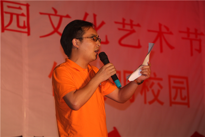 团委书记王克明献唱《创业之歌》