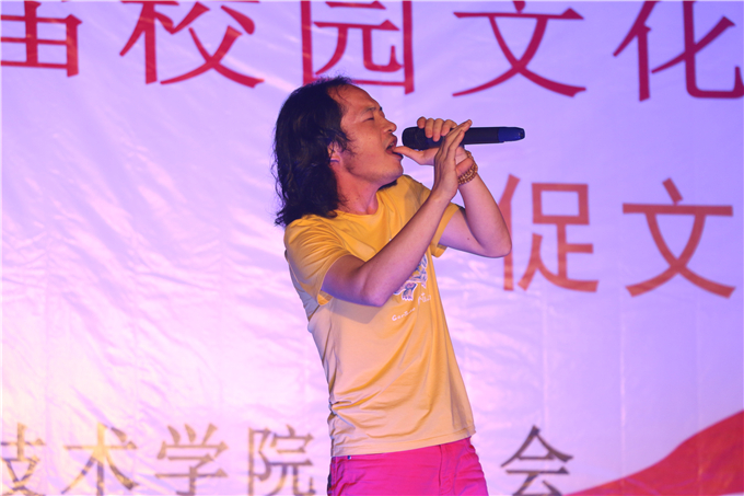 普宁市流行音乐协会会长黄伟斌献唱