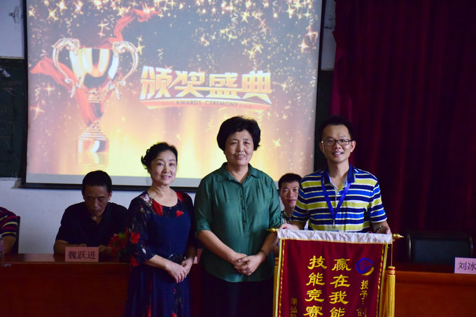 党委书记韩淑芳授旗