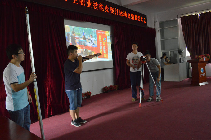 王鑫聪等获奖同学现场进行测量演示