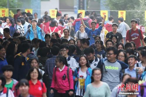 资料图：6月9日下午，大批考生从南京一处高考考点内轻松走出。当日，随着江苏等地2016普通高校招生全国统一考试的结束，中国高考落下帷幕。中新社记者 泱波 摄