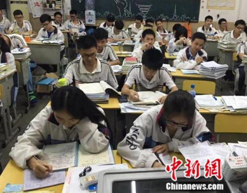 图为：福建省泉州七中同学紧张备战高考。