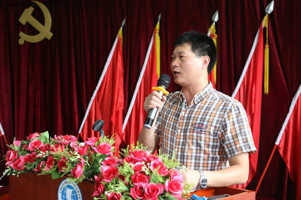 党委委员李育华主持大会