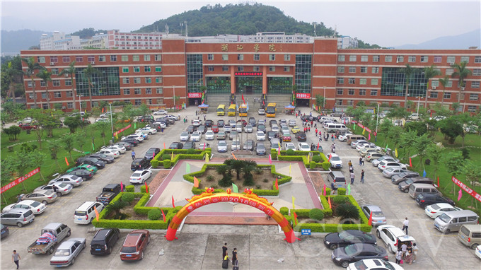 潮韵广场车水马龙