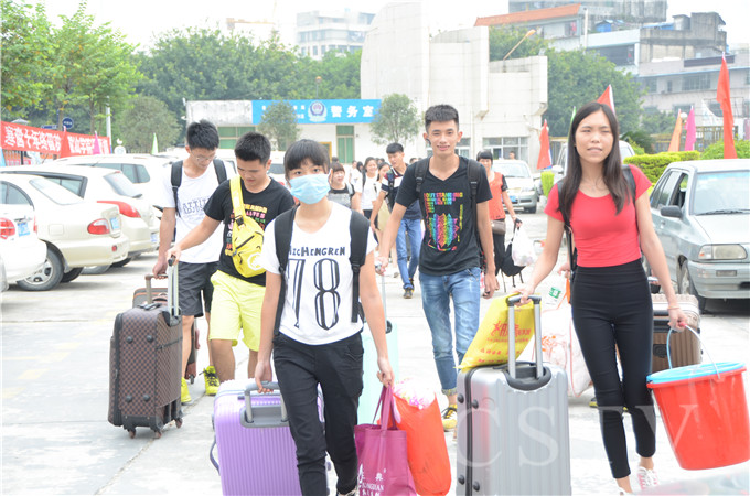 自己报到更省心 不麻烦父母亲