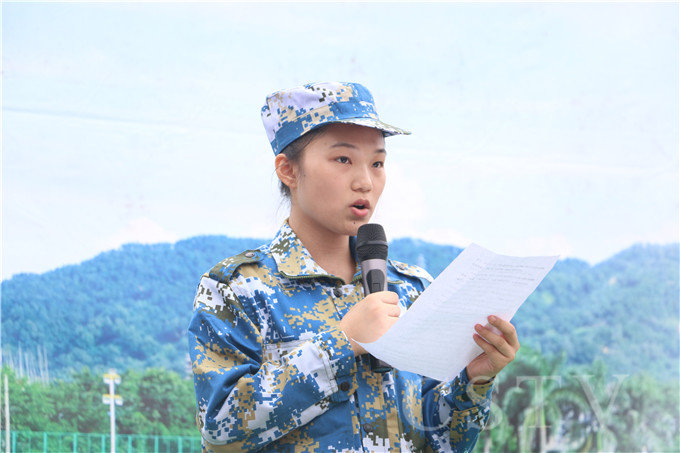 李妙虹代表新生发言