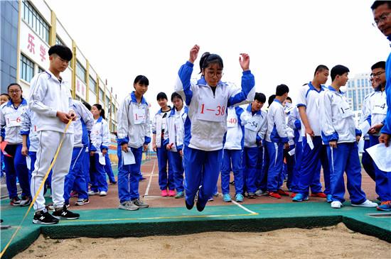  2016年4月20日，山东省青岛开发区职业中专考场，参加体育中考的考生在进行立定跳远考核。视觉中国供图