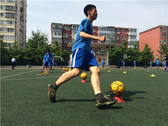 2016年北京市体育中考首次增加了足球为可选考试项目。西城区教育研修学院组织中学教师在三帆中学进行了一节足球教学研讨课。视觉中国供图