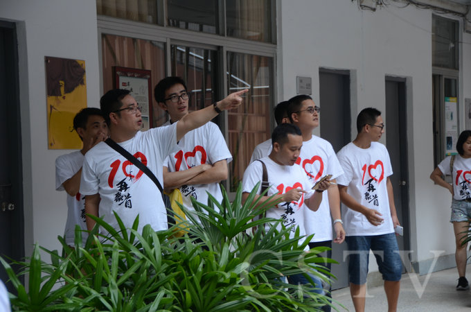 校友们参观服装学院