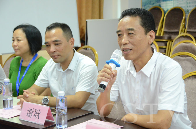 学院副院长魏跃进与校友亲切交流
