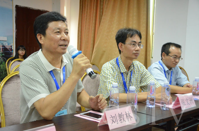 院长助理刘教林与校友亲切交流