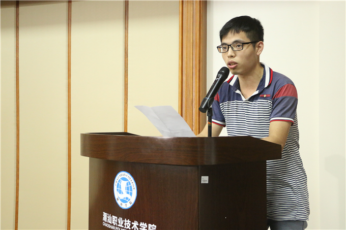 往届优秀创业学生代表林培旭发言