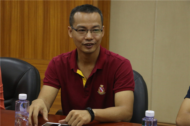 校友办会长助理吴智勤主持座谈会