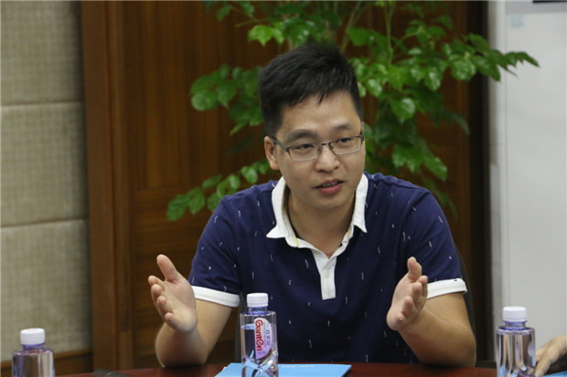 校友代表陈伟斌发言