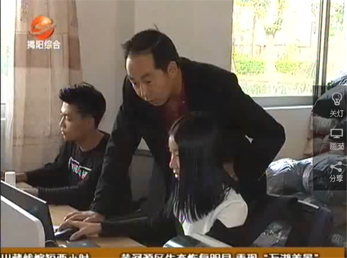 创业学院副院长张志强对学生进行指导
