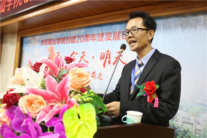 在校教师代表颜惠雄发言