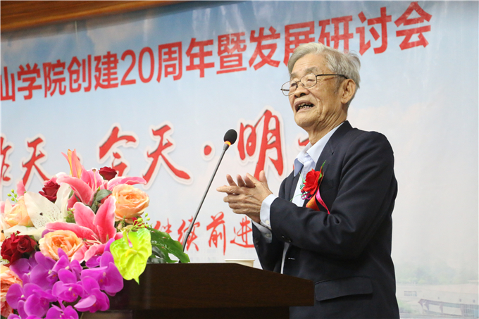 时任筹委会主任、原广东省委高教工委书记杜联坚讲话