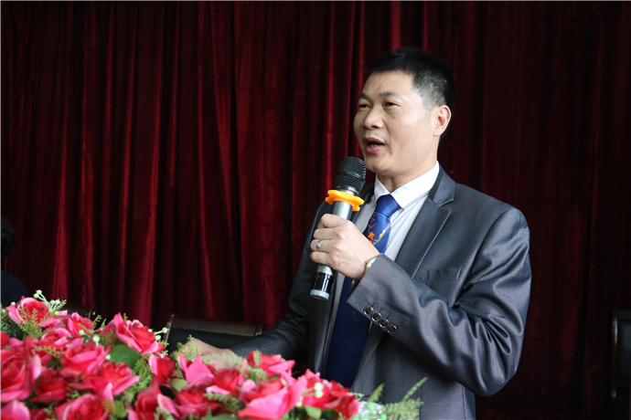 院长助理李育华主持