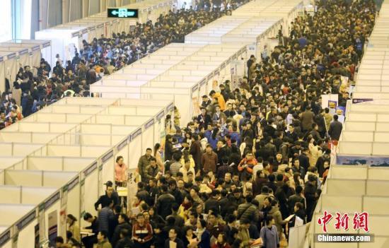 资料图：人才招聘会。 图片来源：视觉中国