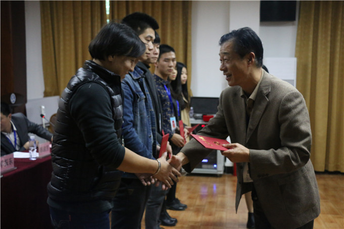 常务副院长单振东为优秀个人颁奖