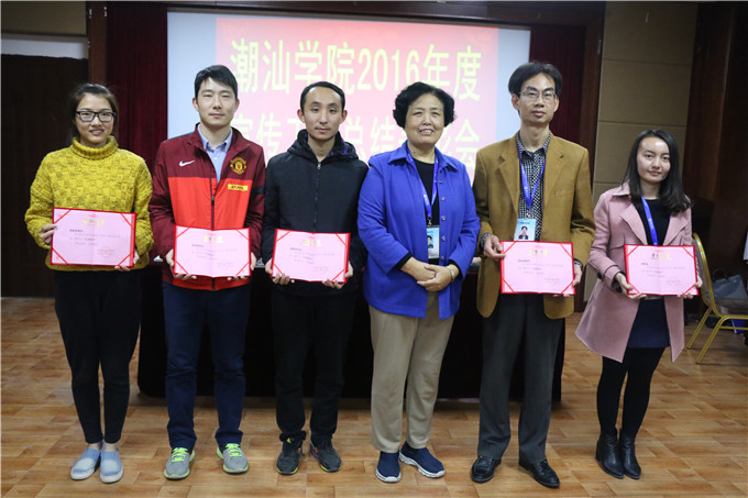 韩书记为先进集体颁奖并合影